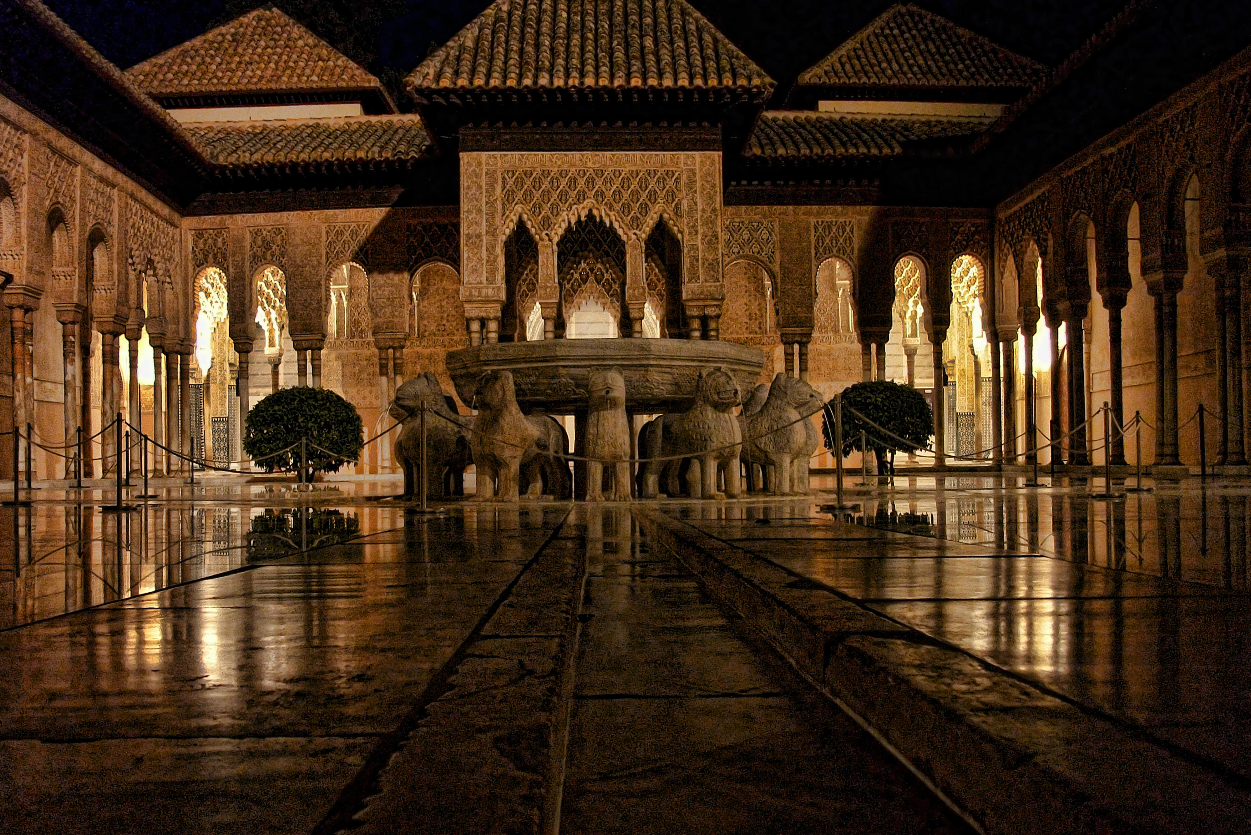 Patio de los Leones de noche - Hotel Boutique La Almunia del Valle